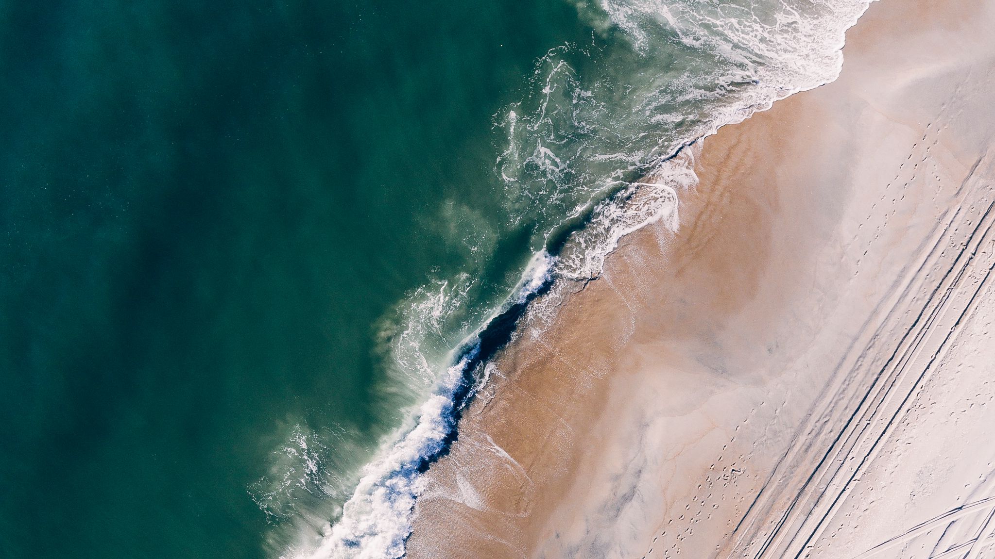 Download wallpaper 2048x1152 ocean, aerial view, surf, sand, foam