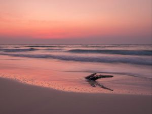 Preview wallpaper ocean, coast, sunset, cobble, sand, horizon