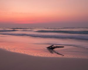 Preview wallpaper ocean, coast, sunset, cobble, sand, horizon