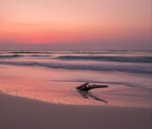 Preview wallpaper ocean, coast, sunset, cobble, sand, horizon