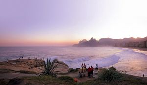 Preview wallpaper ocean, coast, tourists, plants, waves, rio