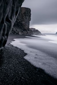 Preview wallpaper ocean, rocks, surf, pebbles, bw, dark