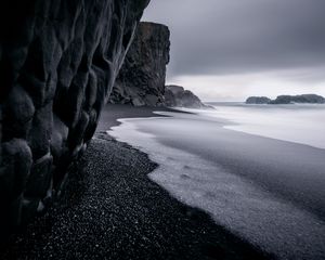 Preview wallpaper ocean, rocks, surf, pebbles, bw, dark