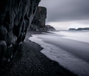 Preview wallpaper ocean, rocks, surf, pebbles, bw, dark