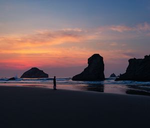 Preview wallpaper ocean, silhouette, sunset, rocks, loneliness