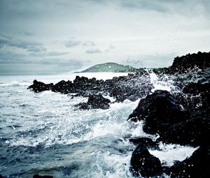 Preview wallpaper ocean, stones, water, storm, cold, splashes