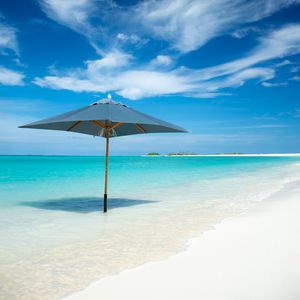 Preview wallpaper ocean, umbrella, horizon, clouds, tropics, shore