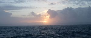 Preview wallpaper ocean, water, waves, horizon, sun, sunset