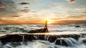 Preview wallpaper ocean, waves, foam, stones, man, silhouette, sunset