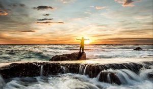 Preview wallpaper ocean, waves, foam, stones, man, silhouette, sunset