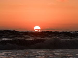 Preview wallpaper ocean, waves, sun, sunset