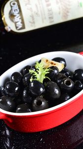 Preview wallpaper olives, vegetables, plate