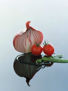 Preview wallpaper onion, tomato, city, reflection