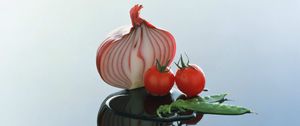 Preview wallpaper onion, tomato, city, reflection