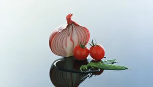 Preview wallpaper onion, tomato, city, reflection