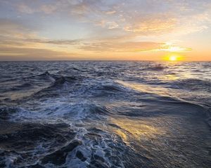 Preview wallpaper open sea, sunset, waves