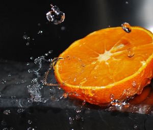 Preview wallpaper orange, half, water, splashes, citrus