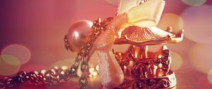 Preview wallpaper ornaments, gold ribbon, glare