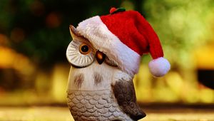 Preview wallpaper owl, hat, santa claus, figurine