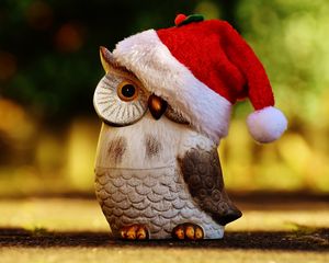 Preview wallpaper owl, hat, santa claus, figurine