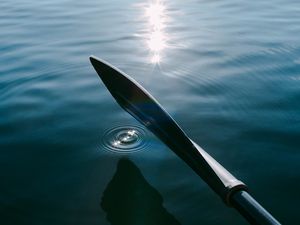 Preview wallpaper paddle, boat, ripples, glare, water