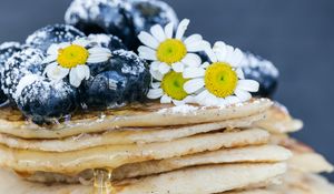 Preview wallpaper pancakes, blueberries, dessert, honey, chamomile, powdered sugar