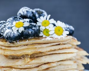 Preview wallpaper pancakes, blueberries, dessert, honey, chamomile, powdered sugar