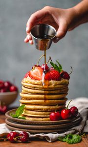 Preview wallpaper pancakes, honey, berries, strawberries