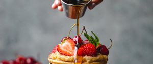 Preview wallpaper pancakes, honey, berries, strawberries