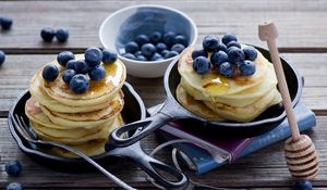 Preview wallpaper pancakes, honey, blueberries, carnival