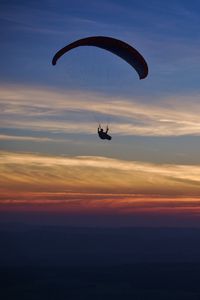 Preview wallpaper parachutist, parachute, silhouette, sunset, sky, dark