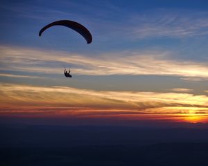 Preview wallpaper parachutist, parachute, silhouette, sunset, sky, dark