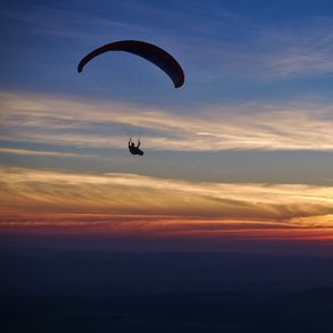 Preview wallpaper parachutist, parachute, silhouette, sunset, sky, dark