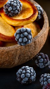 Preview wallpaper pastries, blackberries, berries, plate