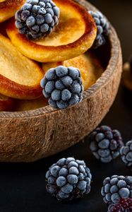 Preview wallpaper pastries, blackberries, berries, plate