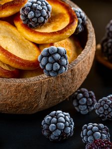 Preview wallpaper pastries, blackberries, berries, plate