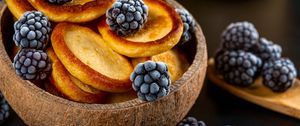 Preview wallpaper pastries, blackberries, berries, plate