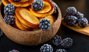 Preview wallpaper pastries, blackberries, berries, plate