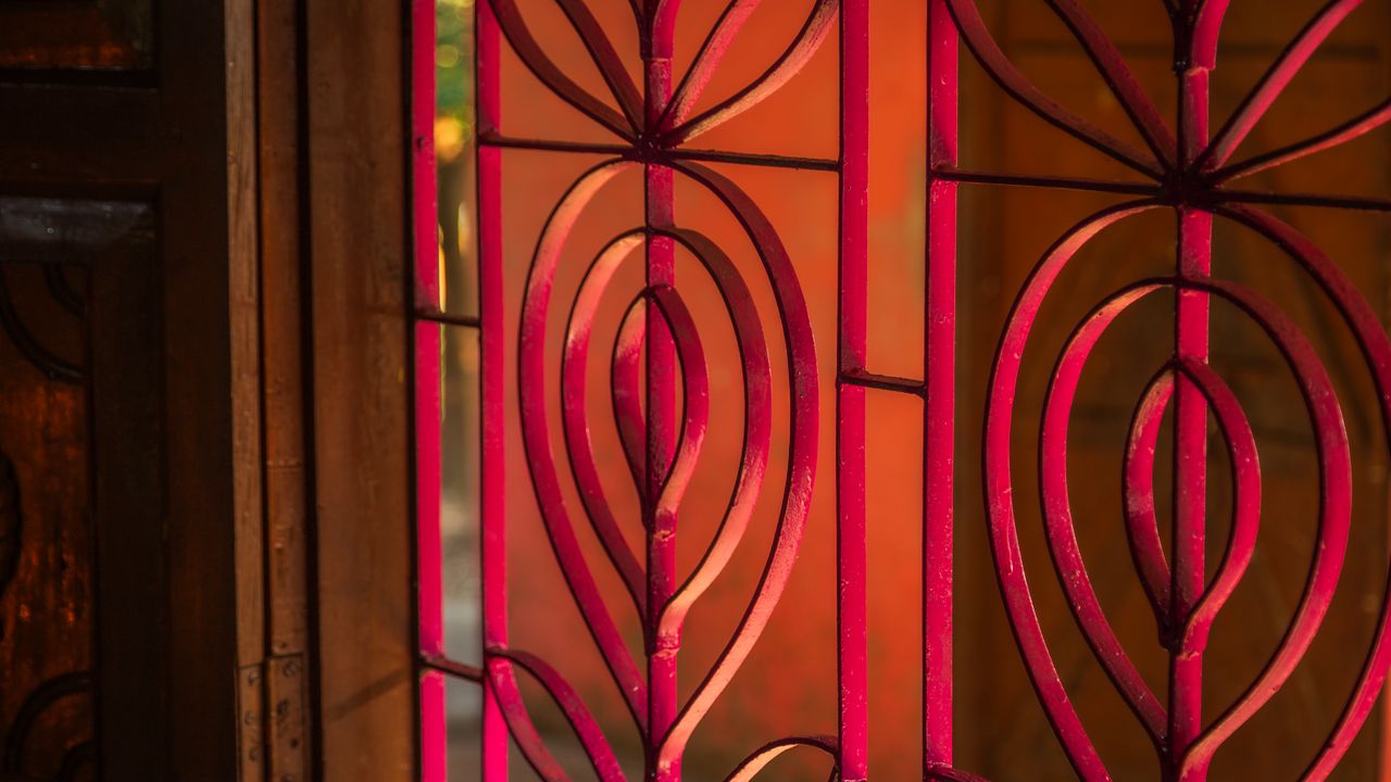 Wallpaper pattern, iron, light