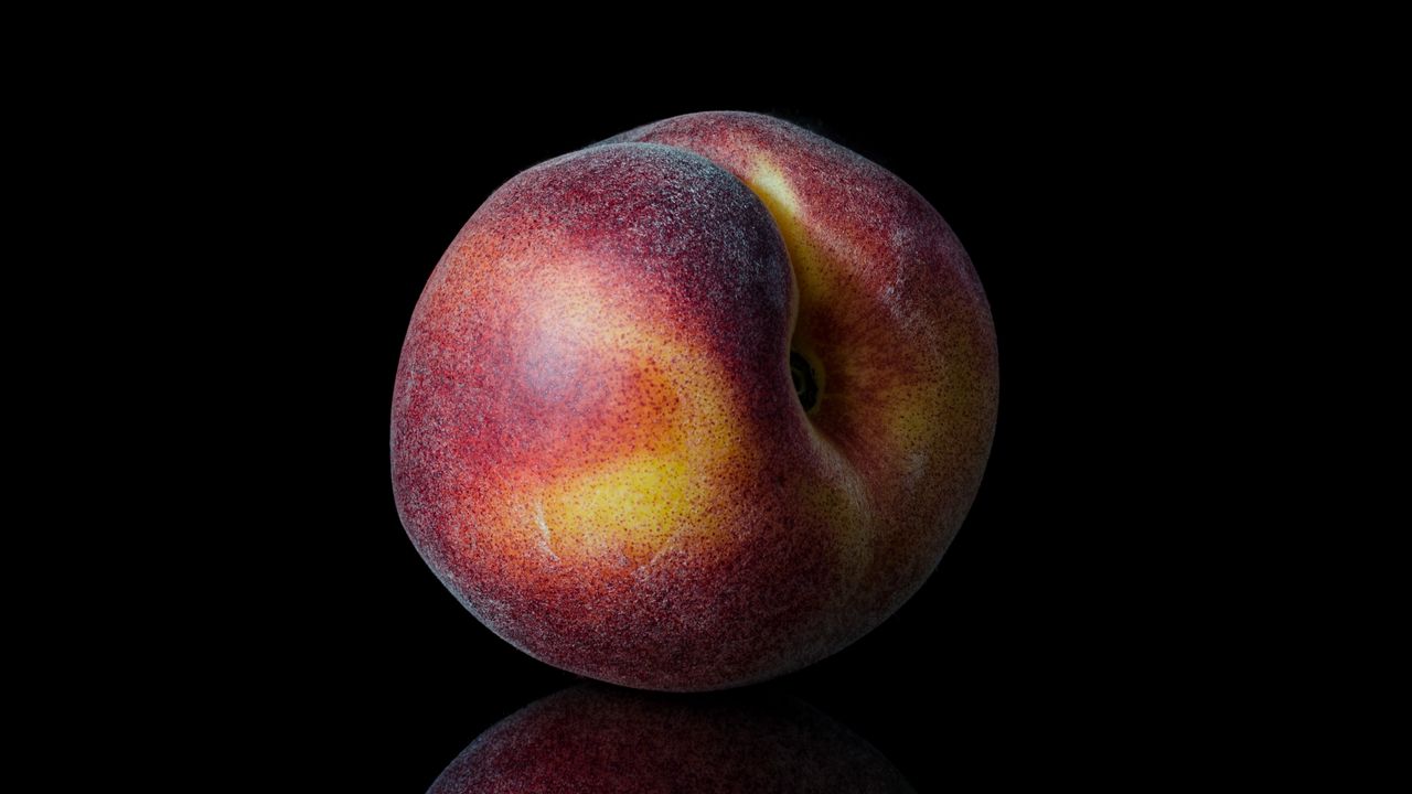 Wallpaper peach, fruit, dark background, reflection