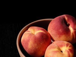 Preview wallpaper peaches, fruit, plate, table