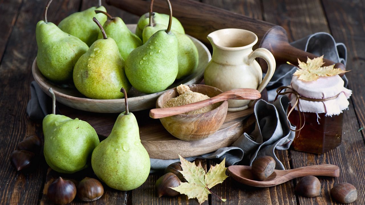 Wallpaper pears, chestnuts, honey, sugar