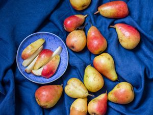 Preview wallpaper pears, fruit, plate, cloth