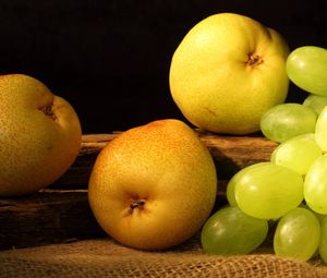 Preview wallpaper pears, grapes, fruit