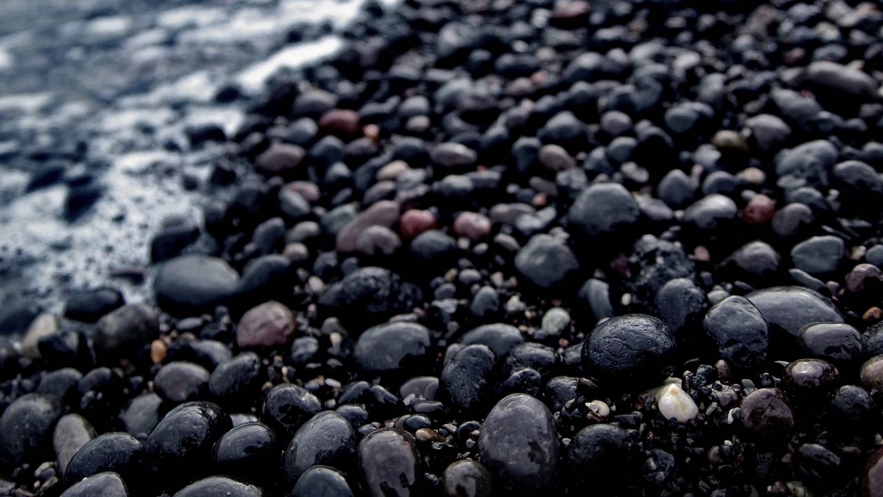 Wallpaper pebbles, stones, sea, blur