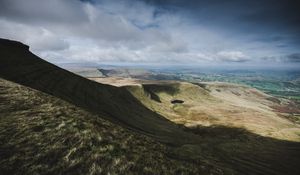 Preview wallpaper pen y fan, peak, hill, grass, clouds, united kingdom