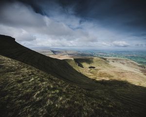 Preview wallpaper pen y fan, peak, hill, grass, clouds, united kingdom