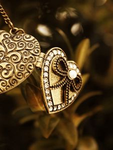 Preview wallpaper pendant, macro, metal, heart, bead