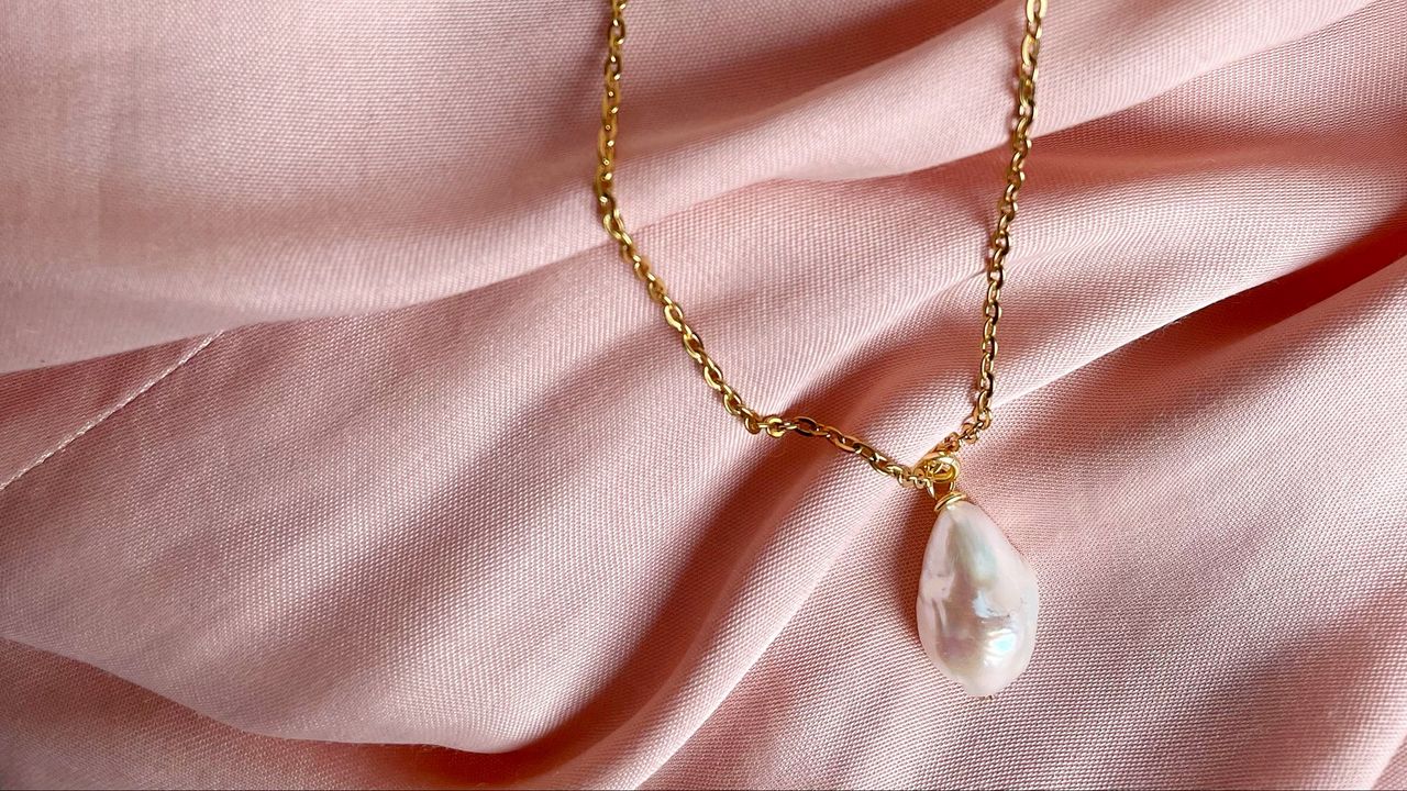 Wallpaper pendant, pearls, gold, decoration, fabric, folds, pink
