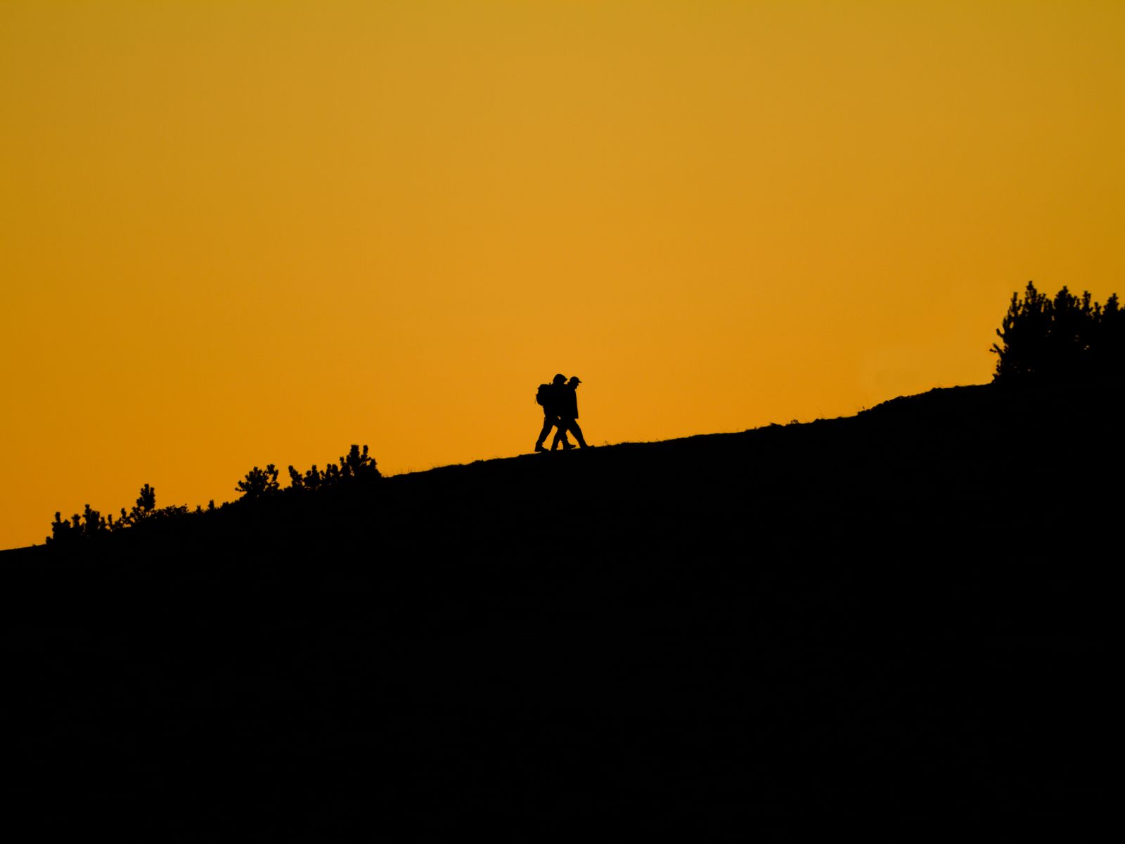 Download wallpaper 1600x1200 people, hill, silhouettes, dark standard 4 ...